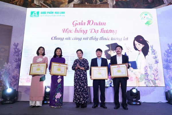 10 tỷ đồng Học bổng Dạ hương - Chung sức cùng nữ thầy thuốc tương lai - ảnh 2