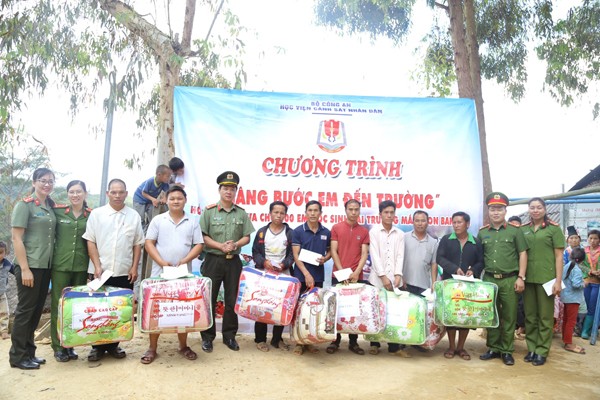 Học viện CSND chung sức 'Nâng bước em đến trường' - ảnh 2
