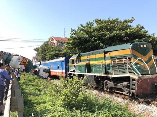 Tàu hỏa đâm trực diện xe bồn, lái tàu gãy chân - ảnh 1
