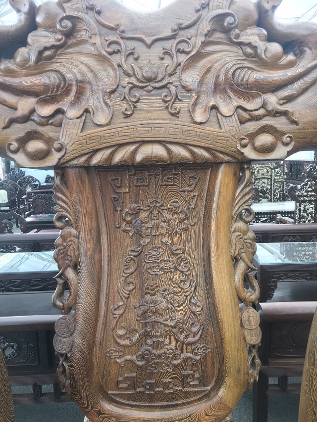 Bộ bàn ghế gỗ mun 'tay 32' giá hơn 3 tỷ đồng ở Hà Nội - ảnh 2