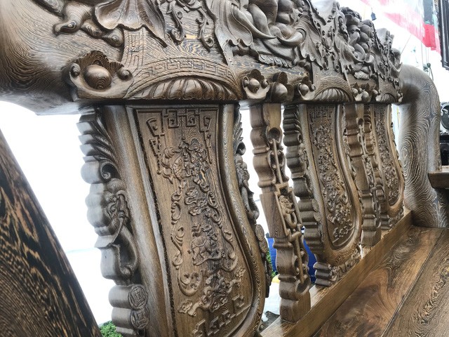 Bộ bàn ghế gỗ mun 'tay 32' giá hơn 3 tỷ đồng ở Hà Nội - ảnh 1