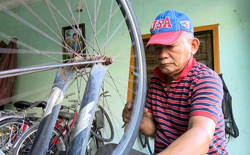 Ông lão sửa xe gần 70 tuổi lấy bằng cử nhân Luật - ảnh 1