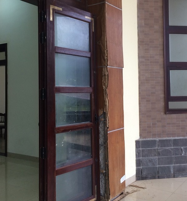 Mối cắn nát nhiều hạng mục của Nhà văn hóa 45 tỷ - ảnh 1