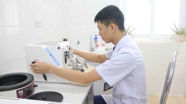 Bệnh viện ĐKTP Vinh: Nhiều kỹ thuật xét nghiệm, tầm soát ung thư sớm - ảnh 1