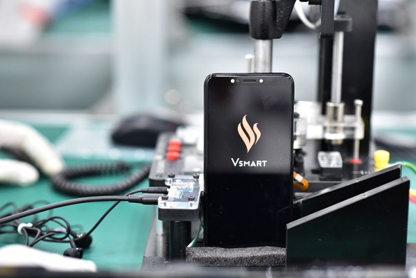 Thấy gì từ việc Vingroup sản xuất điện thoại, ô tô? - ảnh 1