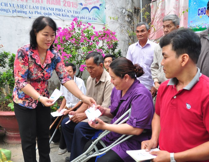 Hàng trăm phần quà đến với người nghèo đón Tết - ảnh 1