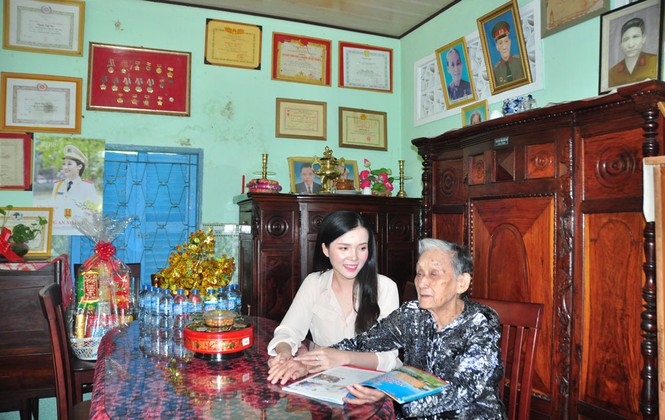 Hàng trăm phần quà đến với người nghèo đón Tết - ảnh 5
