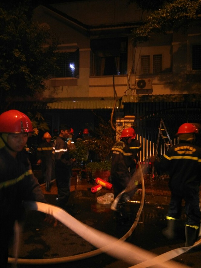 Nửa đêm nhà phát cháy khiến người dân một phen “khiếp vía” - ảnh 2