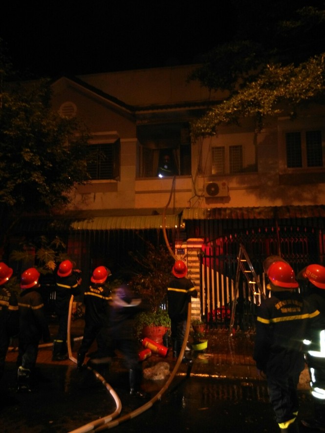 Nửa đêm nhà phát cháy khiến người dân một phen “khiếp vía” - ảnh 1