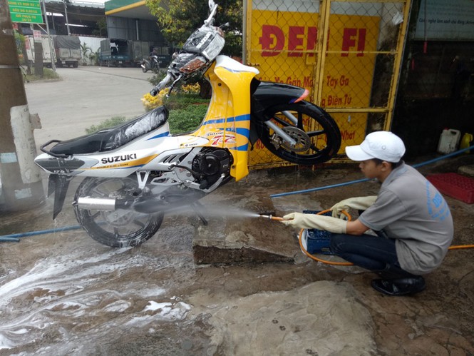 Dịch vụ rửa xe ngày cuối năm “đắt như tôm tươi” - ảnh 1