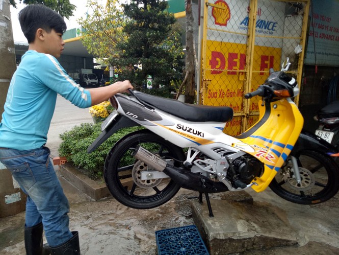Dịch vụ rửa xe ngày cuối năm “đắt như tôm tươi” - ảnh 2