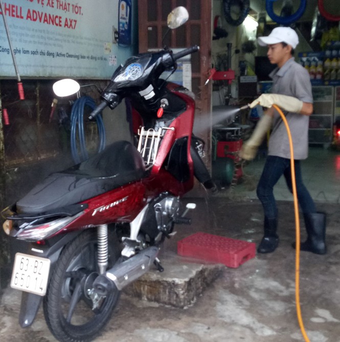 Dịch vụ rửa xe ngày cuối năm “đắt như tôm tươi” - ảnh 3