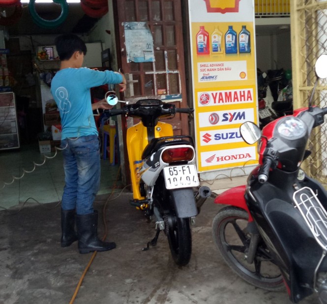 Dịch vụ rửa xe ngày cuối năm “đắt như tôm tươi” - ảnh 4