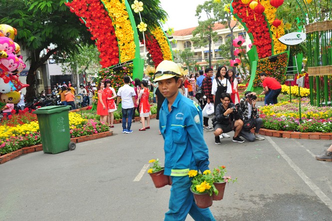 Những người âm thầm làm đẹp đường hoa Cần Thơ - ảnh 1