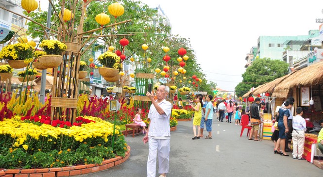 Những người âm thầm làm đẹp đường hoa Cần Thơ - ảnh 2