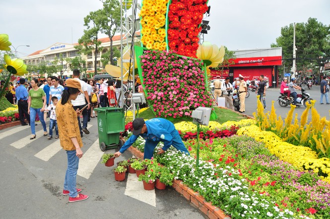Những người âm thầm làm đẹp đường hoa Cần Thơ - ảnh 7