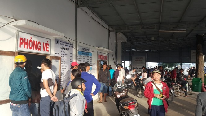 Hàng nghìn khách đã vào đất liền sau 3 ngày “mắc kẹt” ở Phú Quốc - ảnh 5