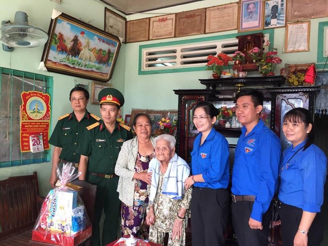 Hàng trăm ĐVTN An Giang tri ân anh hùng liệt sỹ - ảnh 5