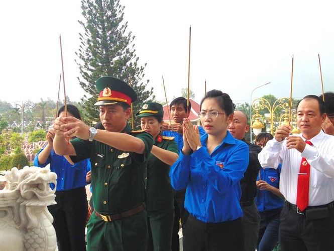 Hàng trăm ĐVTN An Giang tri ân anh hùng liệt sỹ - ảnh 3