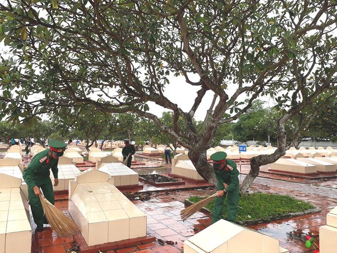 Hàng trăm ĐVTN An Giang tri ân anh hùng liệt sỹ - ảnh 4