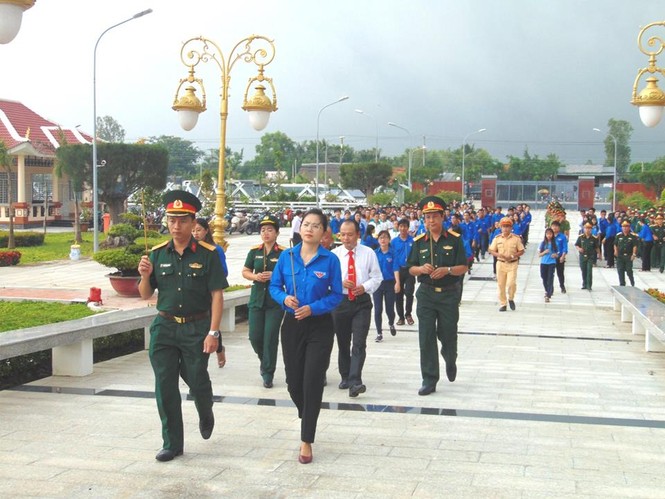 Hàng trăm ĐVTN An Giang tri ân anh hùng liệt sỹ - ảnh 1