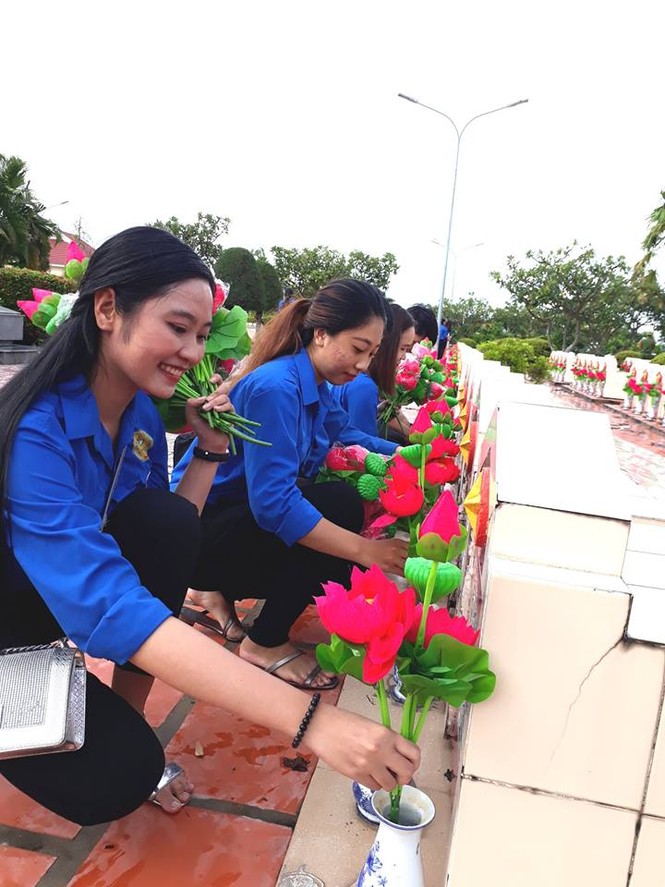Hàng trăm ĐVTN An Giang tri ân anh hùng liệt sỹ - ảnh 2