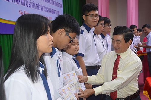 Trao học bổng cho 425 học sinh – sinh viên nghèo - ảnh 1