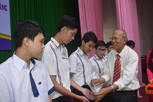 Trao học bổng cho 425 học sinh – sinh viên nghèo - ảnh 2