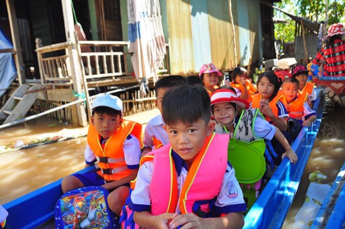 Học sinh bị lũ chia cắt được đưa đến trường dự khai giảng - ảnh 2