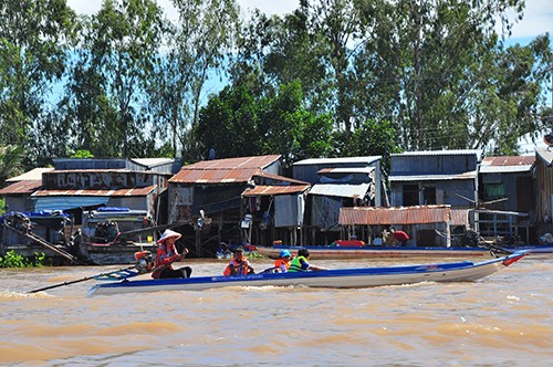 Học sinh bị lũ chia cắt được đưa đến trường dự khai giảng - ảnh 1