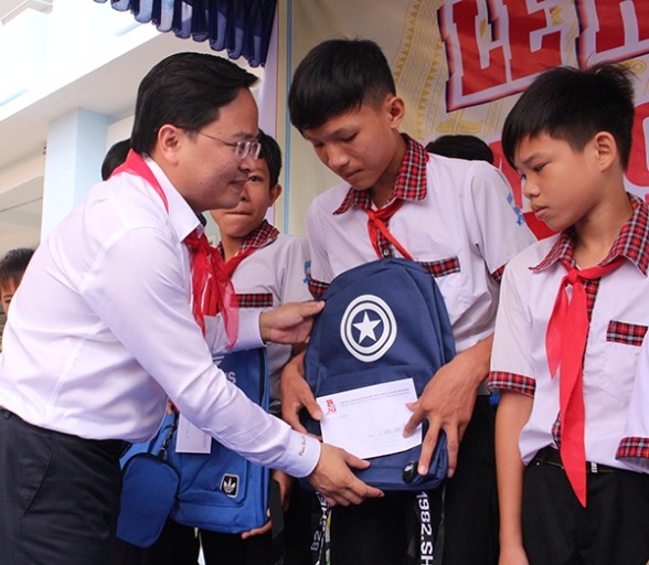 Bí thư Trung ương Đoàn tặng học bổng cho học sinh Vĩnh Long - ảnh 1
