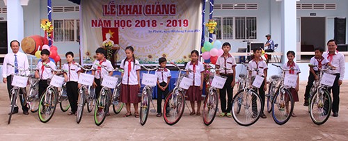 Bí thư Trung ương Đoàn tặng học bổng cho học sinh Vĩnh Long - ảnh 2