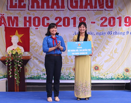 Bí thư Trung ương Đoàn tặng học bổng cho học sinh Vĩnh Long - ảnh 3