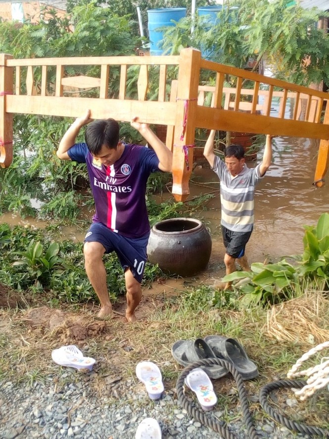 Người dân dọn đồ “chạy” sạt lở trong đêm - ảnh 1
