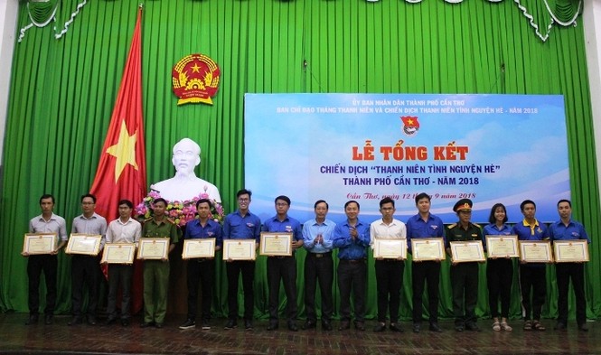 Chủ tịch TP Cần Thơ tặng bằng khen cho phóng viên Tiền Phong - ảnh 1