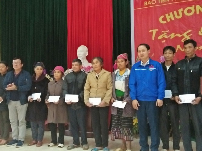 Trao tặng quà Tết cho người nghèo ở Thanh Hóa - ảnh 1