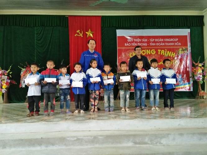 Trao tặng quà Tết cho người nghèo ở Thanh Hóa - ảnh 2