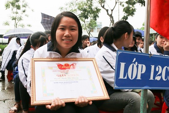 Khen thưởng nữ sinh cứu em nhỏ rơi xuống giếng sâu - ảnh 1