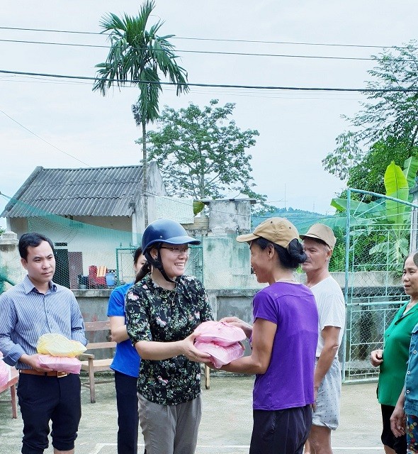 Mang hàng trăm suất cơm nóng tới người dân vùng lũ Thanh Hóa - ảnh 2