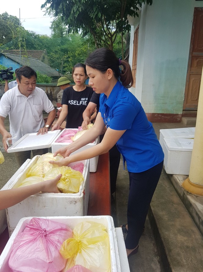 Mang hàng trăm suất cơm nóng tới người dân vùng lũ Thanh Hóa - ảnh 6