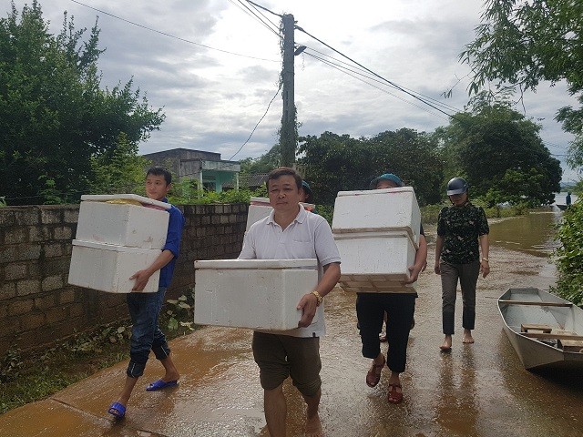 Mang hàng trăm suất cơm nóng tới người dân vùng lũ Thanh Hóa - ảnh 5