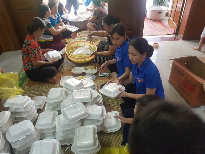 Mang hàng trăm suất cơm nóng tới người dân vùng lũ Thanh Hóa - ảnh 1