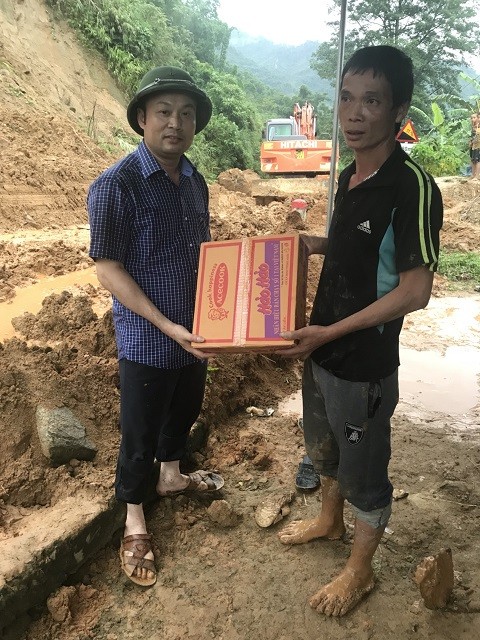 Đi bộ hàng chục km để cứu trợ người dân vùng lũ Thanh Hóa - ảnh 5