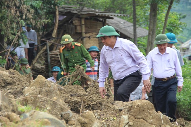 Trưởng Ban Tổ chức T.Ư Phạm Minh Chính thăm vùng lũ Mường Lát - ảnh 2