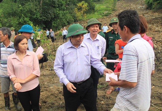 Trưởng Ban Tổ chức T.Ư Phạm Minh Chính thăm vùng lũ Mường Lát - ảnh 1