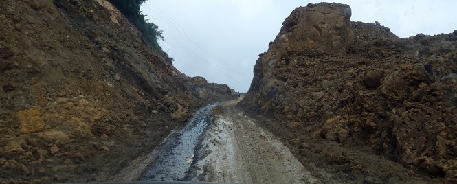 Thăm, tặng quà cho đồng bào vùng tâm lũ Mường Lát - ảnh 11