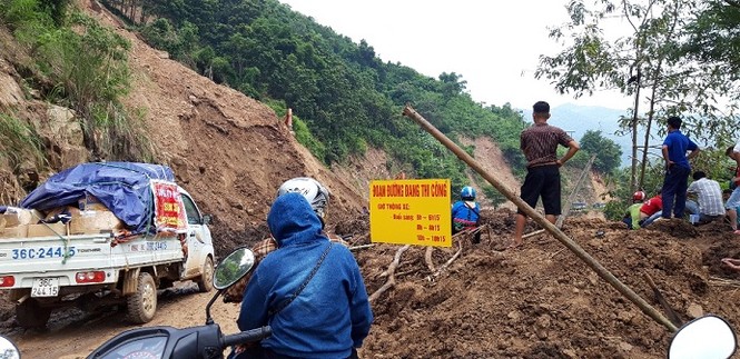 Thăm, tặng quà cho đồng bào vùng tâm lũ Mường Lát - ảnh 12
