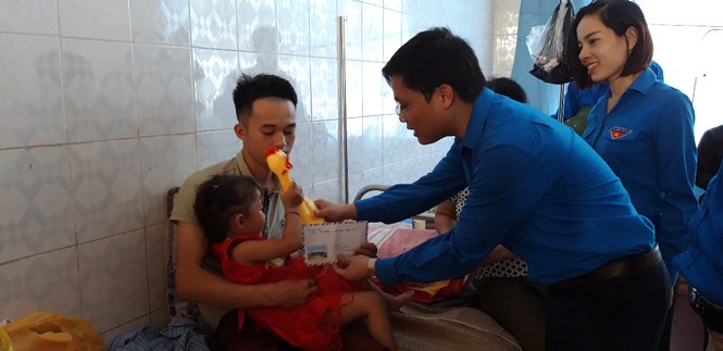 Thăm, tặng quà cho đồng bào vùng tâm lũ Mường Lát - ảnh 4