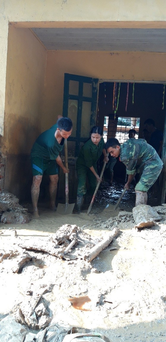 Thăm, tặng quà cho đồng bào vùng tâm lũ Mường Lát - ảnh 9