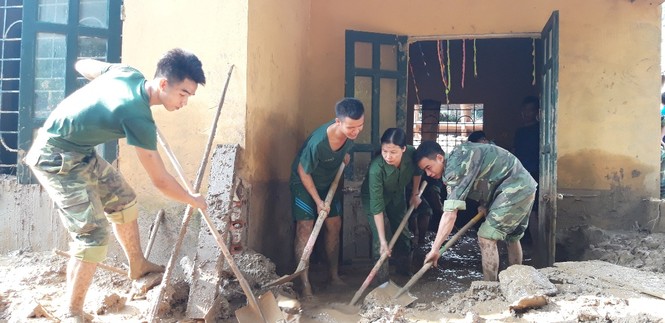 Thăm, tặng quà cho đồng bào vùng tâm lũ Mường Lát - ảnh 10